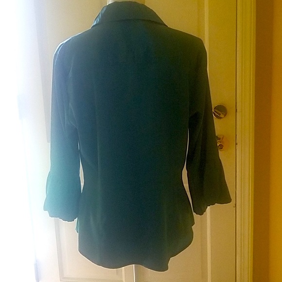 🥀Fabulous Emerald satin blouse - Picture 3 of 8